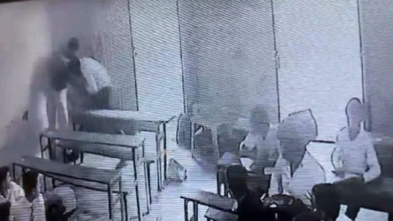 Student beats teacher: स्टुडेंट ने मैथ्स टीचर को पीटा, CCTV में रिकॉर्ड घटना