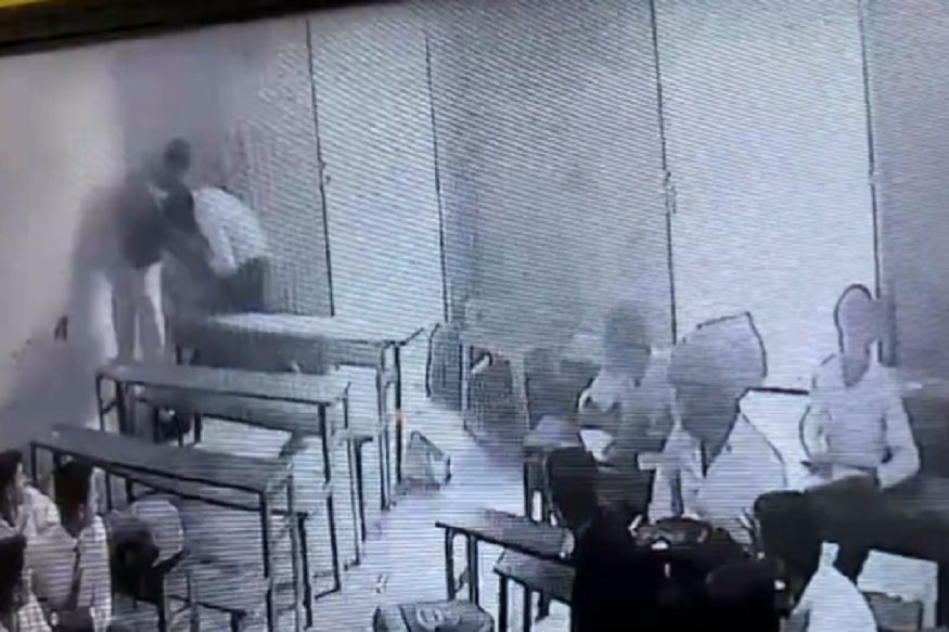 Student beats teacher: स्टुडेंट ने मैथ्स टीचर को पीटा, CCTV में रिकॉर्ड घटना