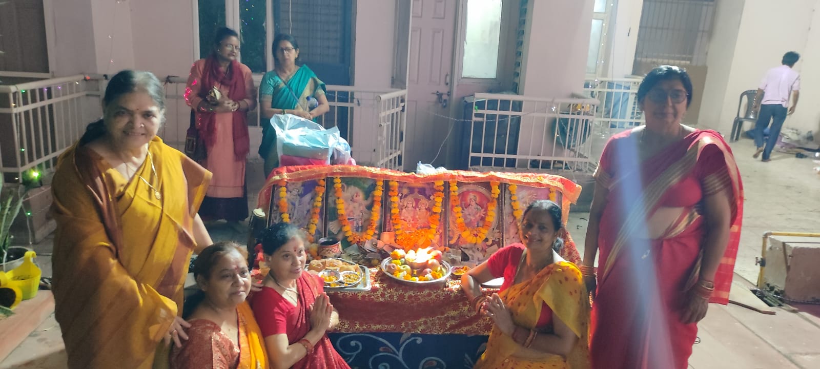 Sundarkand Path In Noida: सोसाइटी में शांति के लिए सुंदरकांड-भंडारे का आयोजन, राधे-राधे कीर्तन मंडली की अनोखी प्रस्तुती