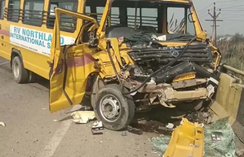 School Bus Accident in noida : स्कूल बस ने कैंटर को मारी टक्कर, हादसे में 2 बच्चों समेत ड्राइवर घायल
