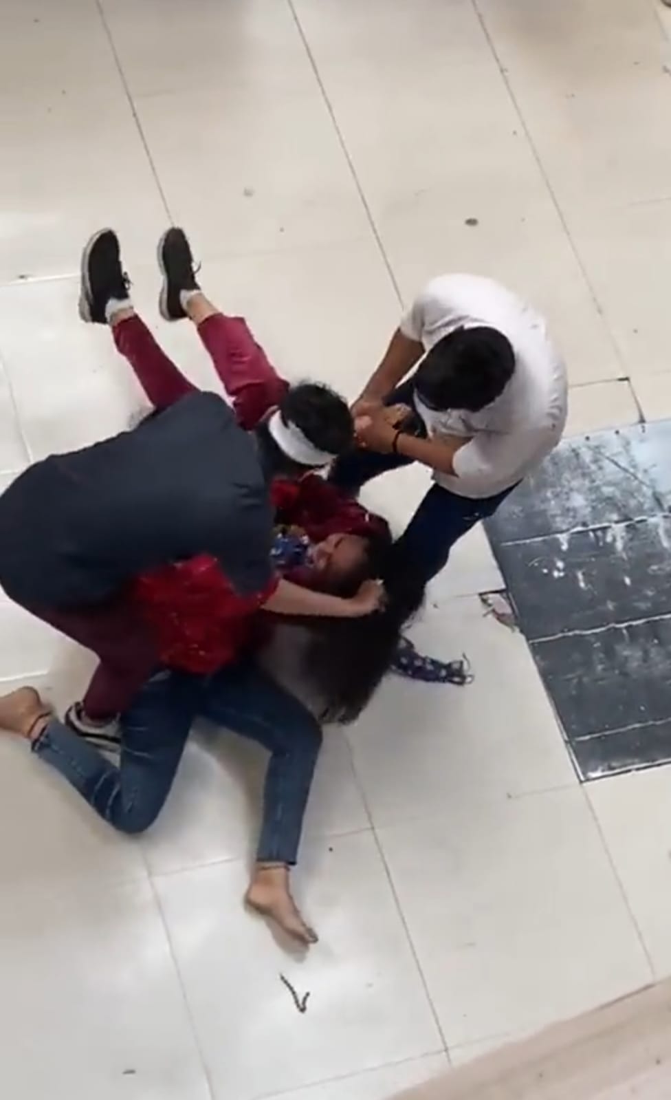 Girls fight in Grand Plaza Mall UP: मॉल में 2 लड़कियों के बीच चले जमकर लात-घुसे