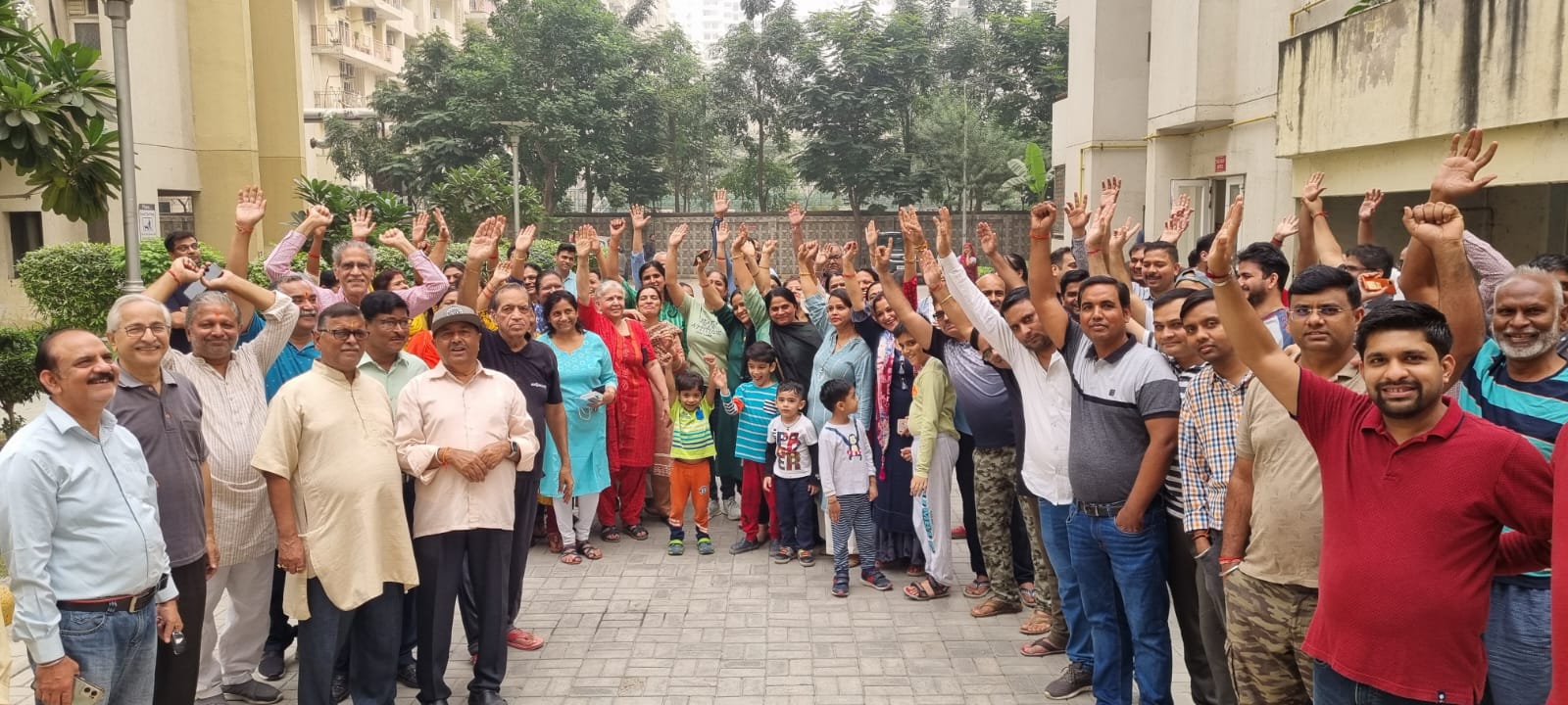 Protest in Noida:  नोएडा में इस सोसाइटी के लोगों ने AOA के खिलाफ किया प्रदर्शन, चुनाव की मांग