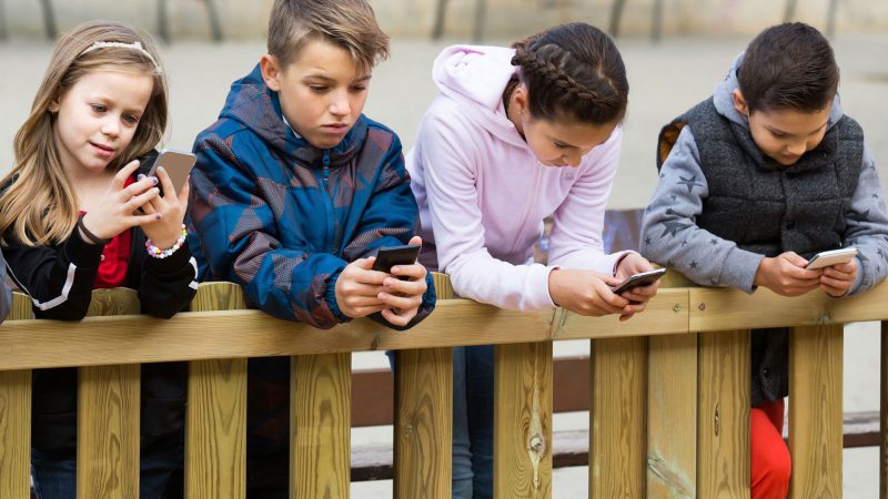 Mobile Addiction to children: बच्चों में मोबाइल की लत कैसे छुड़ाएं ?