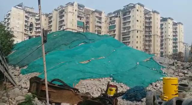Twin towers debris work: दिल्ली में प्रदूषण के कारण रुका ट्विन टावर का मलबा उठाने का काम, सांस लेने में लोगों को हो रही दिक्कत