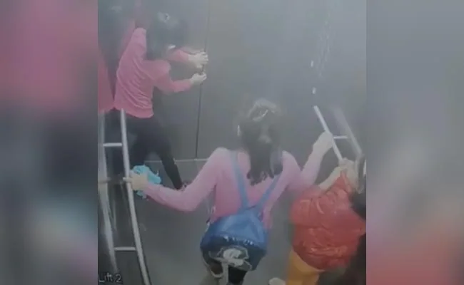 Children trapped in lift:  गाजियाबाद की इस सोसायटी के लिफ्ट में फंसी 3 बच्चियां, मेंटेनेंस कंपनी के खिलाफ केस दर्ज