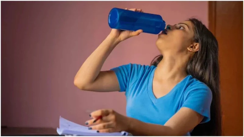 Drinking Water Tips: सही तरीके से नहीं पिया पानी तो हो जाएंगे बीमार, इन बातों पर दें ध्यान