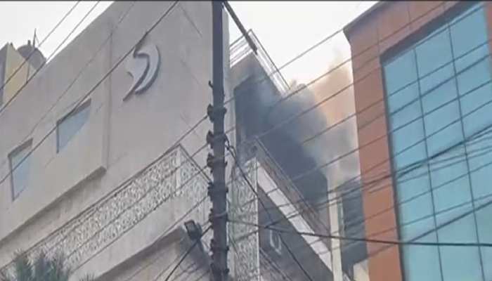 Noida fire news: नोएडा के एक निजी कंपनी में लगी आग, मचा हड़कंप