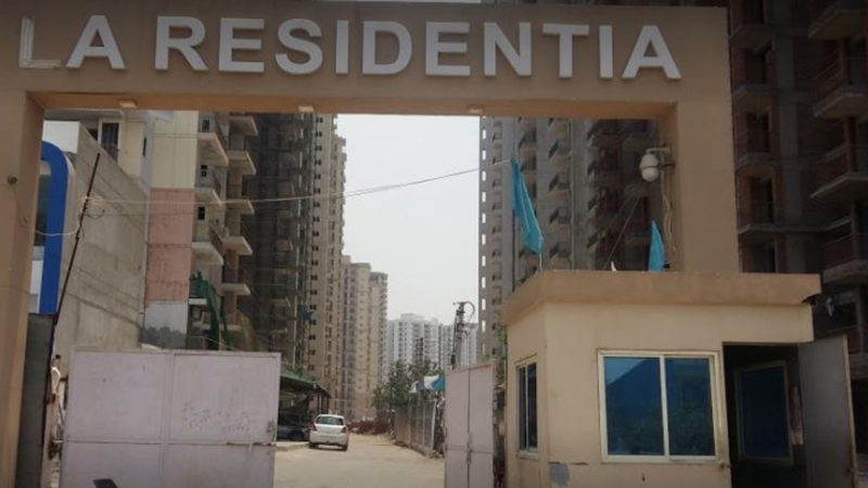 Noida latest news: इस सोसायटी में फ्लैट की छत का गिरा प्लास्टर, बाल-बाल बचें लोग
