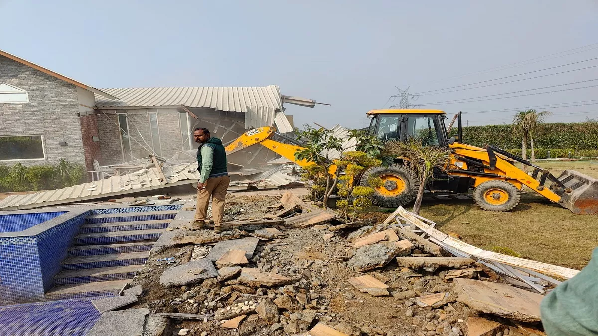 Bulldozer on illegal farm house: नोएडा में अवैध फार्म हाउस पर चला बुलडोजर, 40 करोड़ की संपत्ति ध्वस्त