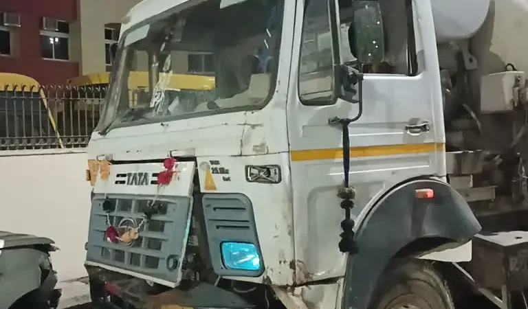 Ghaziabad road accident: गाजियाबाद में ट्रक ने महिला को मारी टक्कर, शरीर से अलग हो गया हाथ
