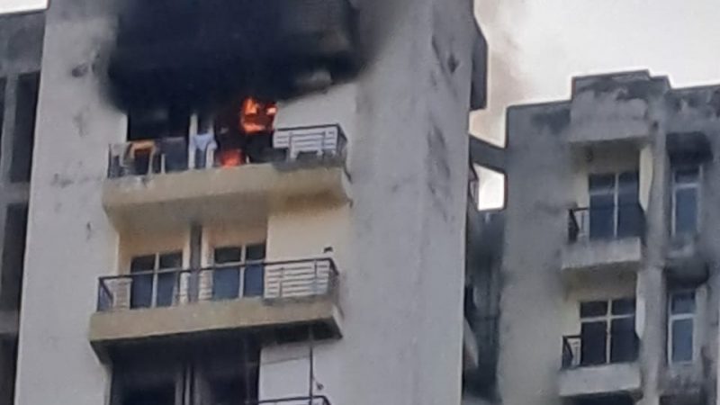 Noida fire: आप के पड़ोस की सोसाइटी में लगी आग, मची अफरा तफरी। बिल्डर की बड़ी लापरवाही सामने आई।