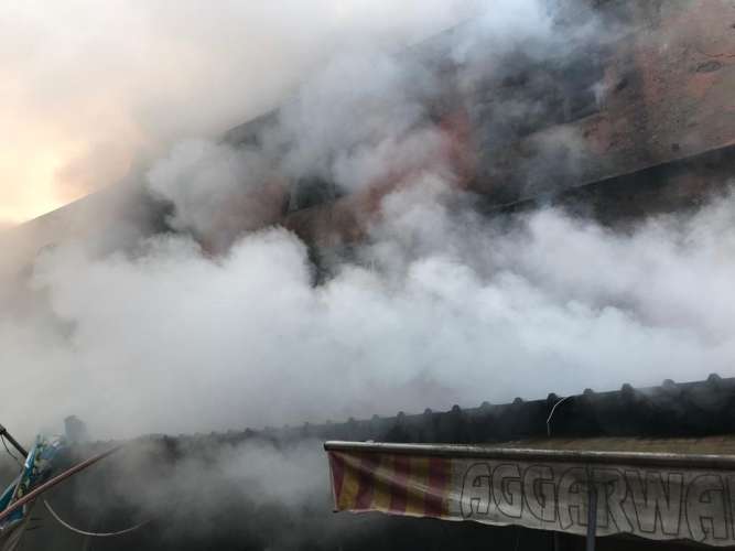 Delhi fire: दिल्ली के लाल मार्केट में लगी आग, लाखों का सामान जलकर राख