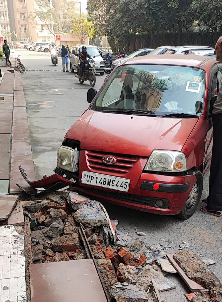 Car Accident in Noida: नोएडा की सोसाइटी में जबरदस्त एक्सीडेंट, 2 लोग हुए घायल। रेजिडेंट्स ने सुरक्षा व्यवस्था पर उठाए सवाल
