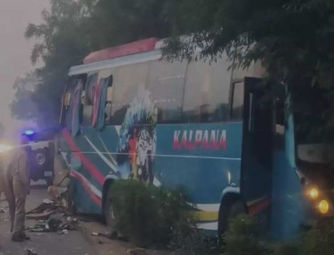Noida road accident: नोएडा में दो बसों की टक्कर, 3 लोगों की मौत, 20 घायल