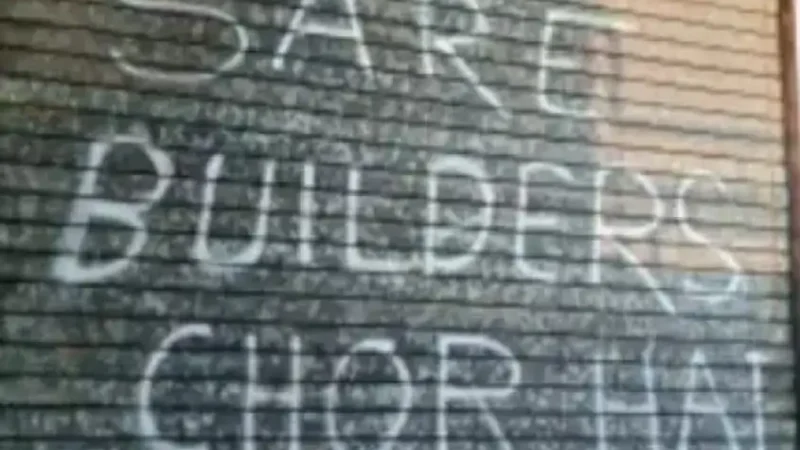 Noida protest: नोएडा की इस सोसायटी ने किया अनोखा प्रदर्शन, दीवारों पर लिखा- ‘बिल्डर चोर है’