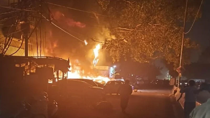 Delhi fire news: दिल्ली के सदर बाजार में लगी आग, 4 कार जलकर खाक