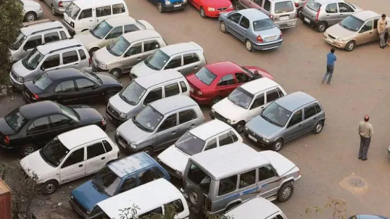 Noida Parking free:  नोएडा के इन स्थानों पर पार्किंग रहेगी फ्री, ठेकेदारों ने शुल्क वसूला तो होगी कार्रवाई
