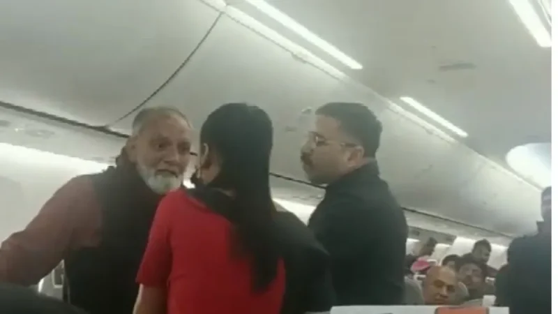 Delhi-Hyderabad flight: दिल्ली-हैदराबाद की फ्लाइट में एयर होस्टेस से बदसलूकी, बुजुर्ग यात्रा गिरफ्तार