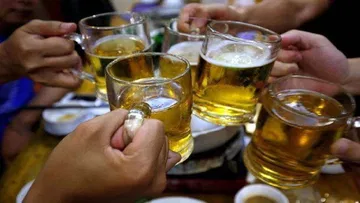 Liquor Price in UP: शराब के शौकीनों के लिए बुरी खबर, योगी सरकार ने लिया बड़ा फैसला
