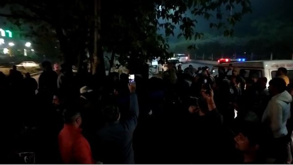 Noida protest: नोएडा की इस सोसाइटी में पानी की किल्लत पर परेशान लोग, रात को लगाए हाय-हाय के नारे
