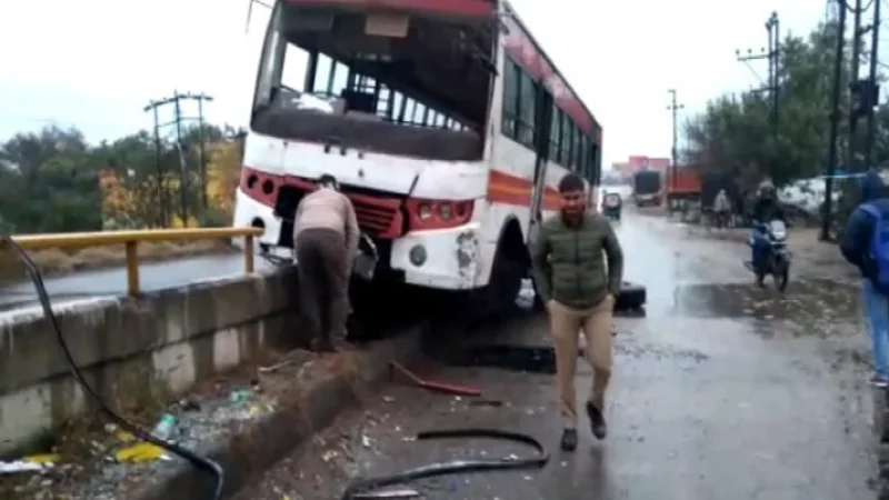 Hapur road accident: हापुड़ में नोएडा जा रही बस का एक्सीडेंट, शीशा तोड़कर सड़क पर जा गिरे यात्री