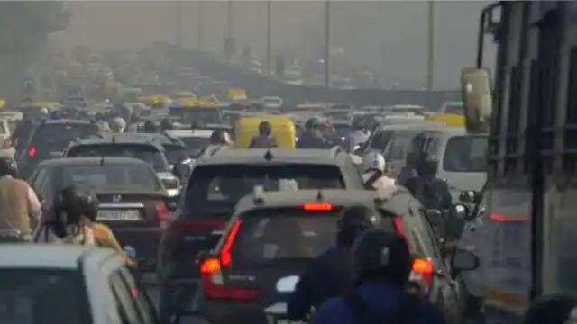Delhi Air Quality: दिल्ली में इन गाड़ियों पर लगी रोक, खराब  प्रदूषण की वजह से लिया गया फैसला