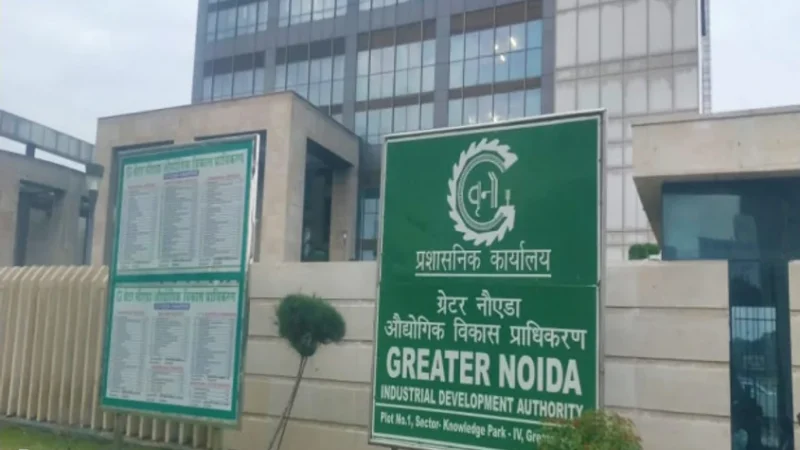 Noida Authority: भूजल दोहन करने वाले बिल्डरों ने नोएडा प्राधिकरण को ठहराया जिम्मेदार, सोसायटी के लोगों ने बताई वजह