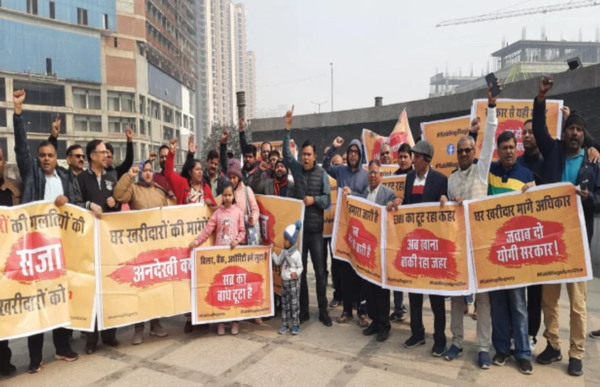 Noida protest: नोएडा में रजिस्ट्री की मांग को लेकर सड़कों पर लोग, दर्द को स्लोगन के जरिए किया बया