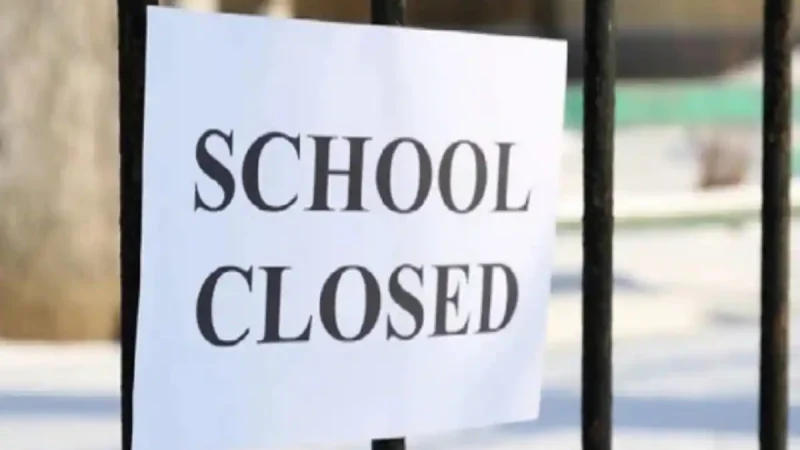 UP School Closed: ठंड और शीतलहर के कारण फिर से बढ़ाई गईं 8वीं तक के बच्चों की छुट्टियां, डीएम ने दिए आदेश