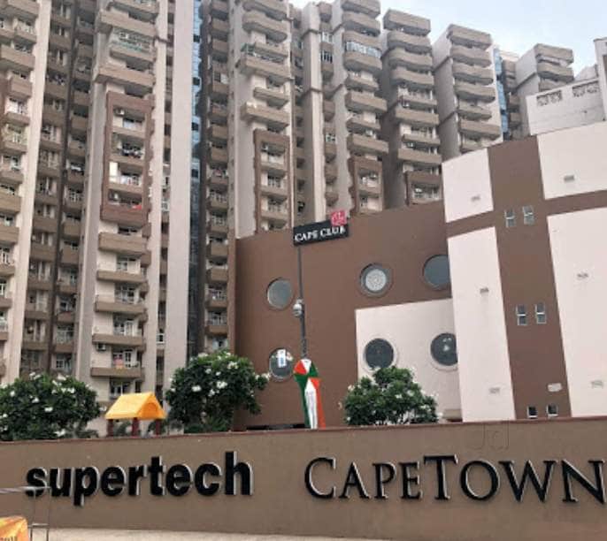 Supertech Cape Town Society: नोएडा की इस सोसायटी में हुए हादसे पर लोगों का रिएक्शन, छठी मंजिल से गिरा था दिव्यांग