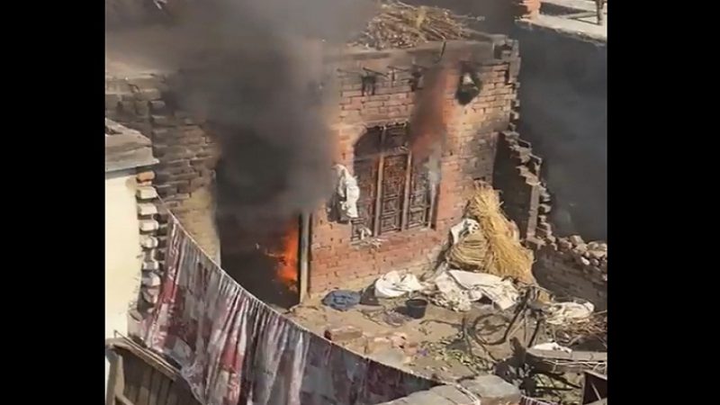 Meerut news: मेरठ में नशेड़ी बेटे ने मकान में लगाई आग, लाखों का नुकसान