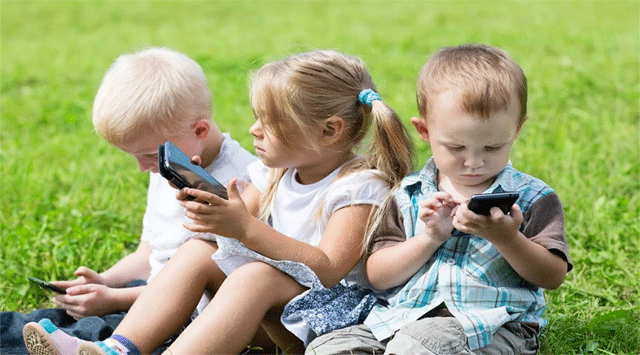 Side effects of mobile: ज्यादा मोबाइल देखना आपके बच्चों के लिए खतरनाक? मां-बाप को यह जानना चाहिए