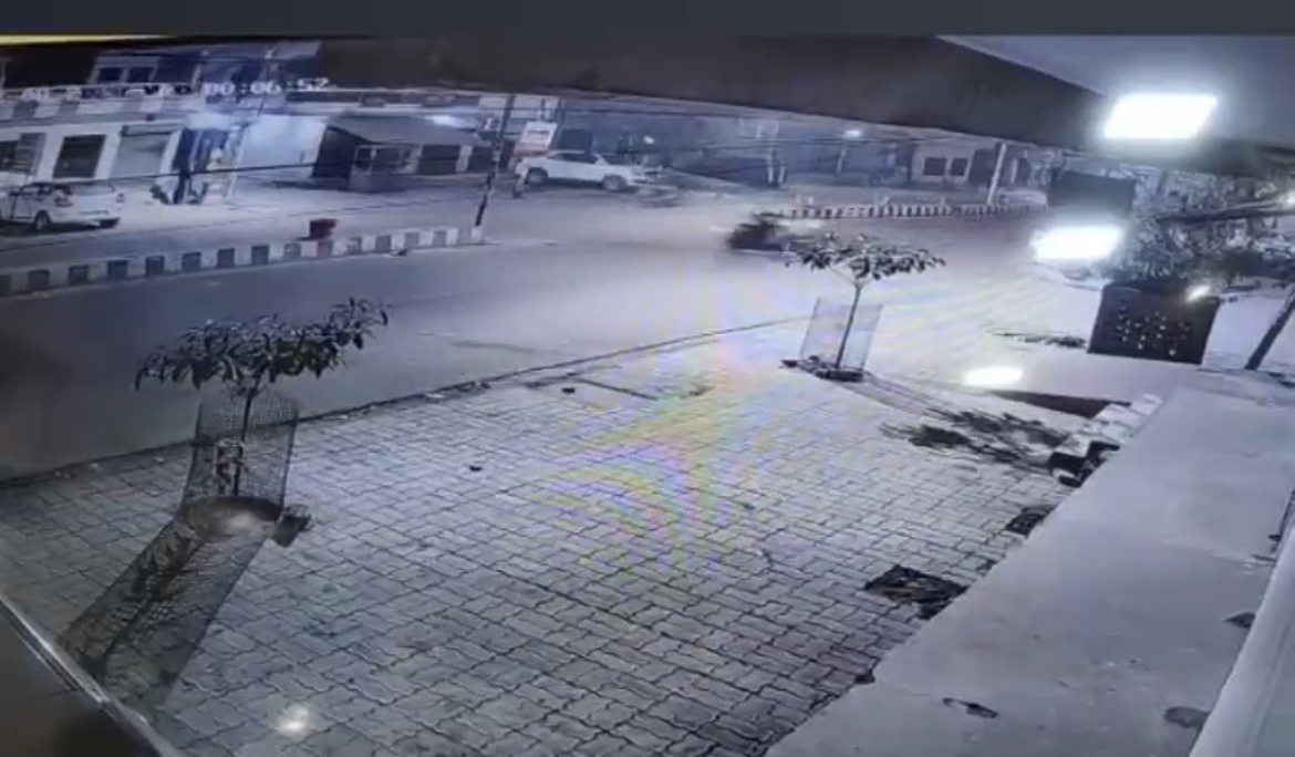 lucknow RoadAccident : राजधानी लखनऊ के राजाजीपुरम में सामने आया दिल देहला देने वाला वीडियो