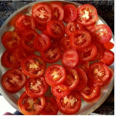 Tomato Salad Benefits: गर्मियों के मौसम में खाये हल्का खाना, खाने में शमिल करें ये सलाद होगा फयदेमंद