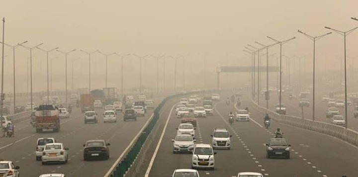 Delhi Ncr Weather: दिल्ली-एनसीआर के कई इलाकों में मौसम ने ली करवट, धूल की वजह से विजिबिलिलिटी हुई कम