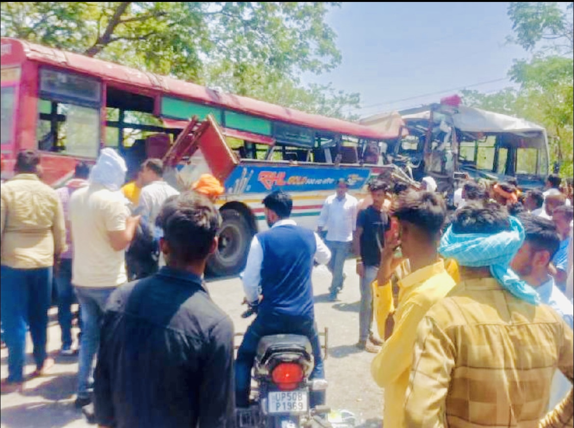 आज़मगढ़ में रोडवेज़ और प्राइवेट बस की हुई टक्कर, ड्राइवर समेत तीन की हालत गंभीर