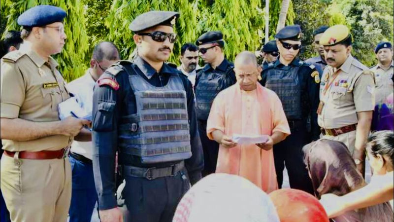मुख्यमंत्री योगी पहुँचे गोरखनाथ मंदिर सुनी 400 लोगो की समस्याएं भू-माफ़ियाओ पर दिये सख़्ती के निर्देश