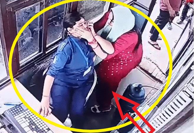 Women Assaulted Women: नोएडा की दबंग महिला ने दूसरी महिला को जमकर पीटा, पहले बाल खींचे फिर कुर्सी से गिराया। वीडियो हुआ वायरल