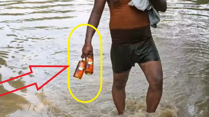Historic Flood In Delhi: आपदा में इस शख्स ने ढूंढा अवसर,  हाथ में शराब की बोतल और हर तरफ पानी ही पानी