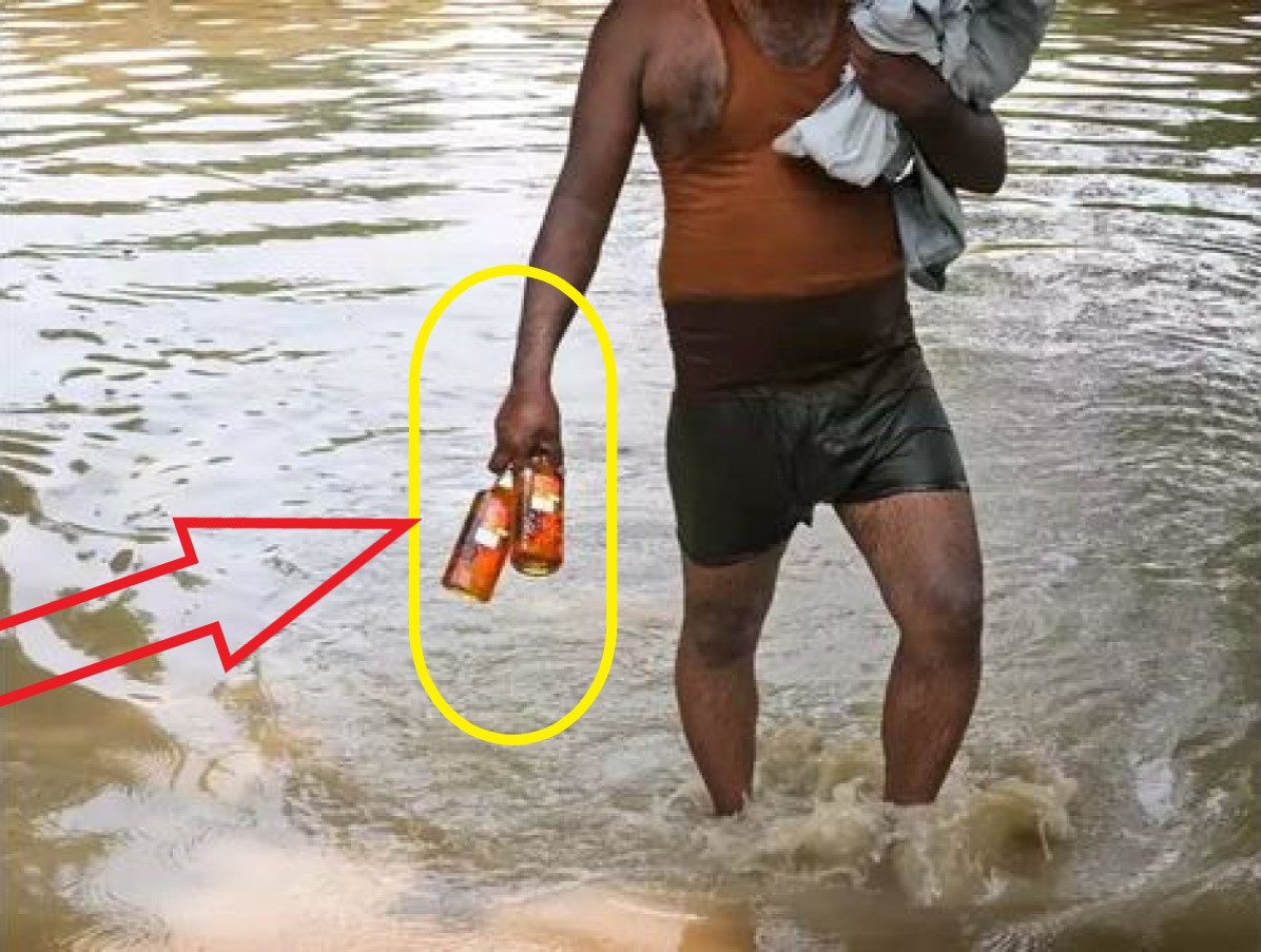 Historic Flood In Delhi: आपदा में इस शख्स ने ढूंढा अवसर,  हाथ में शराब की बोतल और हर तरफ पानी ही पानी
