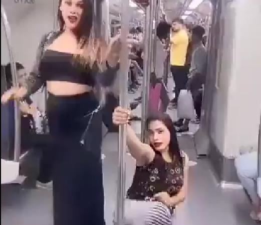 Delhi Metro: दिल्ली मेट्रो का वीडियो फिर हुआ वायरल, मेट्रो में दो लड़कियों ने किया पोल डांस