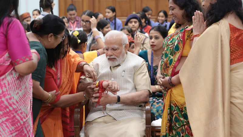 Raksha Bandhan: मेरठ की राष्ट्र सेविका समिति की पांच बहनों ने पीएम मोदी को बांधी राखी, रक्षामंत्री को भी इस टोली ने बांधी राखी