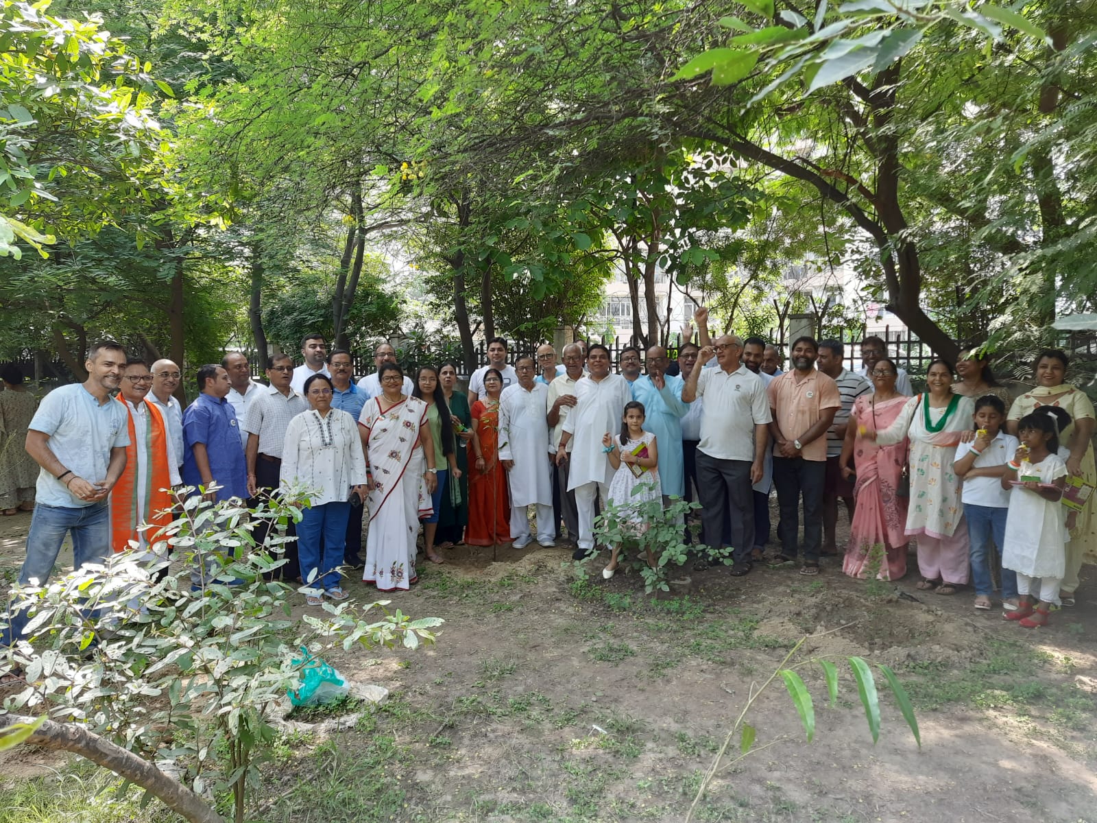 Noida news: सोसायटी में “पेड़ लगाओ पेड़ बचाओ” कार्यक्रम, क्या है खास?
