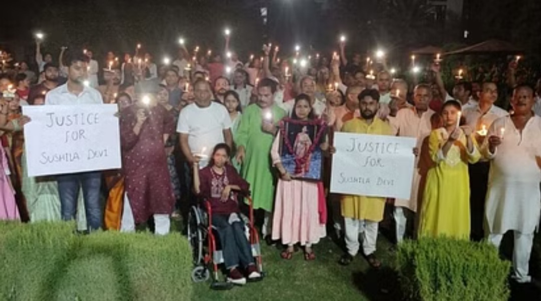 Noida news: लिफ्ट का तार टूटने से हुई थी बुजुर्ग की मौत, सोसायटी वालों ने दी श्रद्धांजलि, पुलिस पर लाठीचार्ज का आरोप