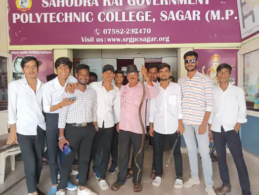Madhya Pradesh News: पॉलिटेक्निक कॉलेज में घुसा सांप, स्टूडेंट्स में मचा हड़कंप