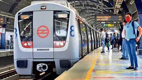 Delhi Metro video: “मेट्रो तुम्हारे बाप की है” बोलकर भिड़ गईं दो आंटियां, अब हो रही VIRAL