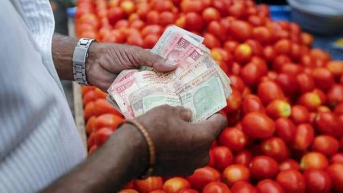 Delhi Tomato Price Hike: दिल्ली वालों ने जमकर खरीदा ‘सस्ता’ टमाटर!