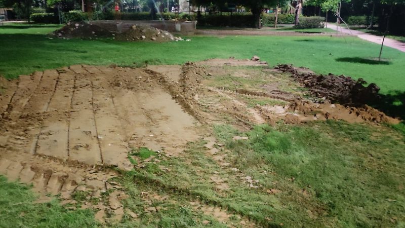 Noida news: केपटाउन सोसायटी के पार्क में गोवंश को दफनाया, नोएडा अथॉरिटी की लापरवाही देख भड़के लोग