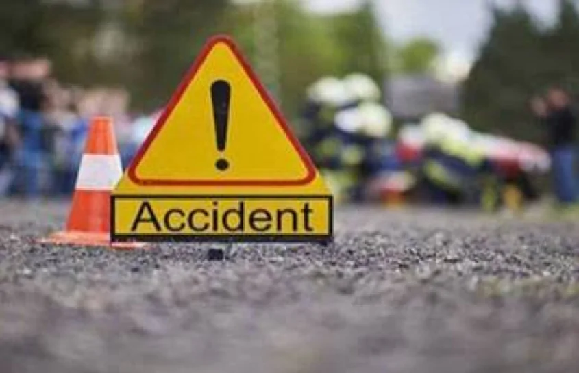 Greater noida road accident: दिल्ली-देहरादून हाईवे के पास बड़ा सड़क हादसा, चार लोग घायल