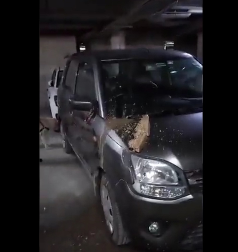 Greater noida west news: इस सोसायटी की पार्किंग पर खड़ी गाड़ी के ऊपर गिरा प्लास्टर का टुकड़ा, बड़ा हादसा होने से बचा